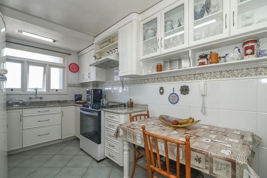 Cozinha de apartamento à venda com 3 quartos, 189m² em Chácara das Pedras, Porto Alegre
