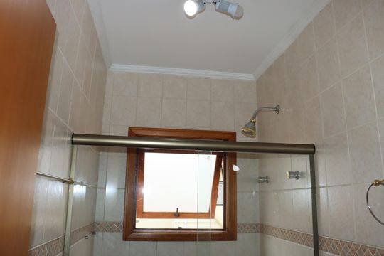 Banheiro da Suíte 1 de casa de condomínio para alugar com 5 quartos, 360m² em Jardim Sao Paulo Ii, Cotia