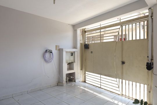 Garagem de casa à venda com 3 quartos, 200m² em Conjunto Habitacional A. E. Carvalho, São Paulo