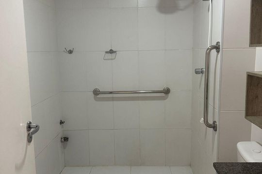 Banheiro de apartamento à venda com 1 quarto, 31m² em Jardim Santa Teresinha, São Paulo