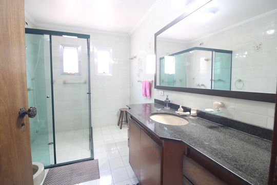 Banheiro comum de casa à venda com 6 quartos, 550m² em Planalto Paulista, São Paulo