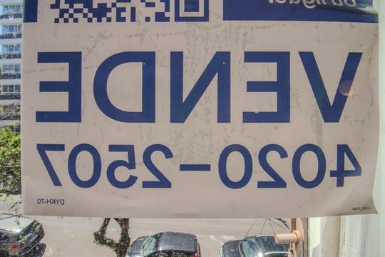 Plaquinha de apartamento à venda com 3 quartos, 88m² em Auxiliadora, Porto Alegre