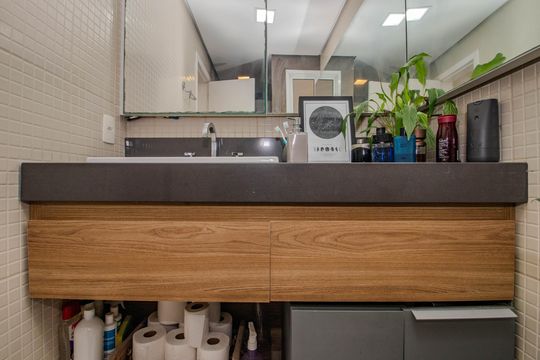 Banheiro de apartamento à venda com 3 quartos, 88m² em Auxiliadora, Porto Alegre