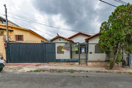 Fachada de casa à venda com 3 quartos, 500m² em Alto Caiçaras, Belo Horizonte