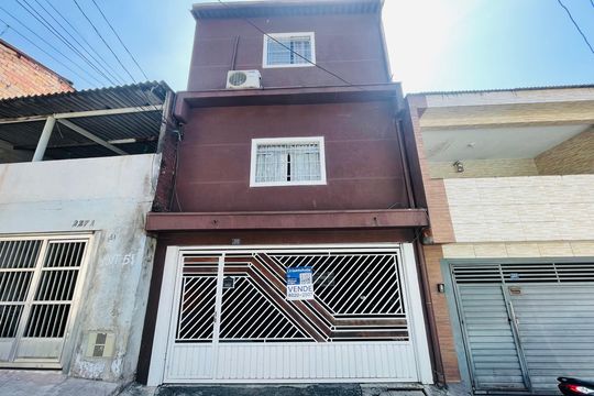 Placa instalada na fachada do imovel de casa à venda com 2 quartos, 80m² em Vale dos Machados, Guarulhos