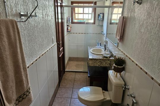 Banheiro Social 1 de casa à venda com 4 quartos, 224m² em Partenon, Porto Alegre