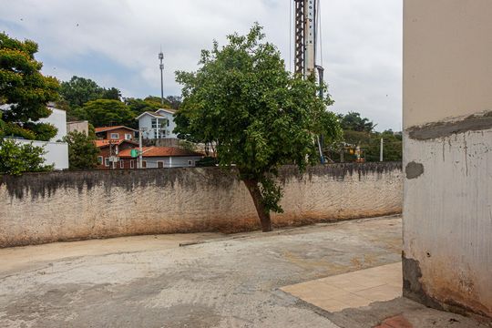 Quintal de casa para alugar com 1 quarto, 600m² em Alves de Lima, São Paulo