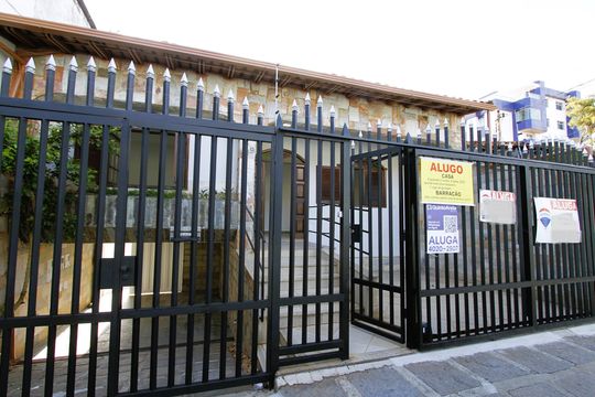 Fachada de casa para alugar com 2 quartos, 70m² em Caiçara-adelaide, Belo Horizonte