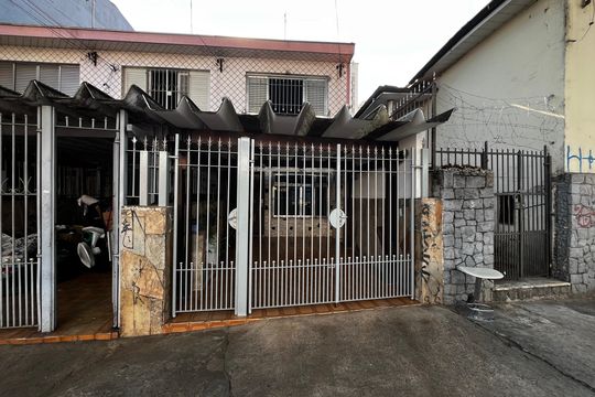 Fachada de casa à venda com 4 quartos, 180m² em Carandiru, São Paulo