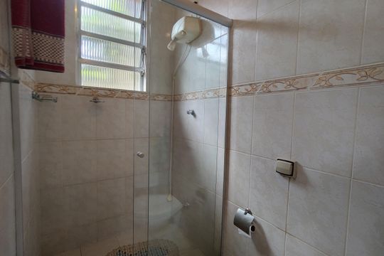 Banheiro de Serviço de casa de condomínio à venda com 3 quartos, 381m² em Anil, Rio de Janeiro