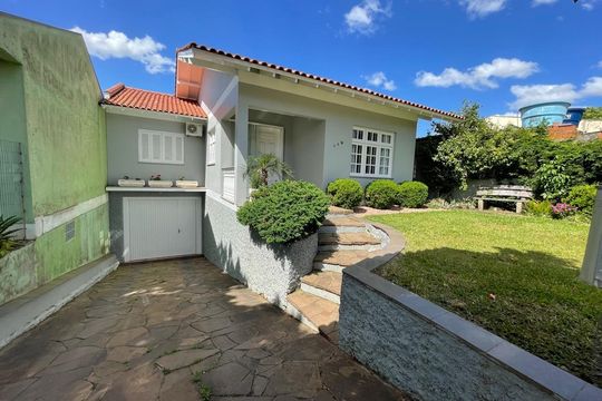 Quintal de casa à venda com 3 quartos, 246m² em Petrópolis, Novo Hamburgo