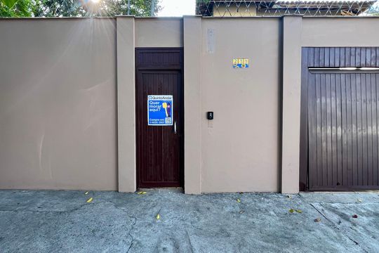 Fachada de casa à venda com 4 quartos, 400m² em Vila Madalena, São Paulo