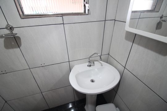 Banheiro de Serviço de casa à venda com 4 quartos, 273m² em Tirol, Contagem