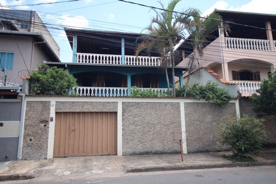 Fachada de casa à venda com 4 quartos, 273m² em Tirol, Contagem