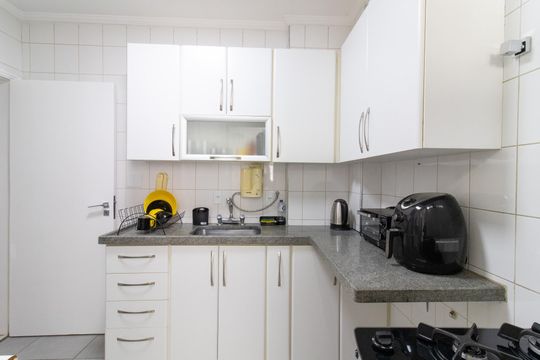 Cozinha de apartamento para alugar com 2 quartos, 58m² em Cambuí, Campinas