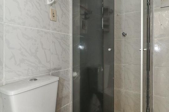 Banheiro de apartamento para alugar com 1 quarto, 35m² em Jardim Dona Leopoldina, Porto Alegre
