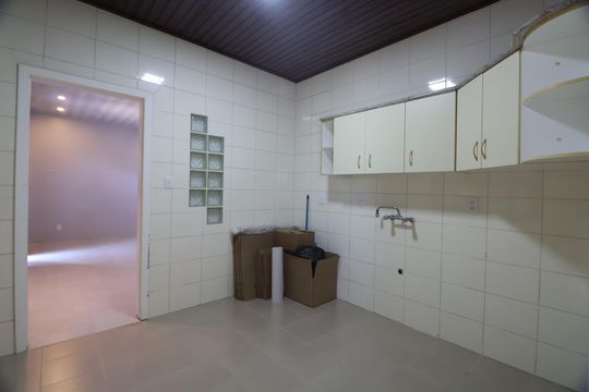 Cozinha de casa à venda com 4 quartos, 260m² em Mathias Velho, Canoas