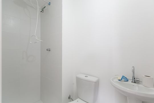 Banheiro Social de apartamento para alugar com 2 quartos, 35m² em Vila Carmosina, São Paulo
