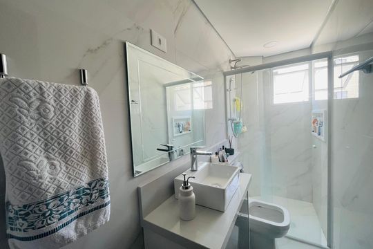 Banheiro de apartamento à venda com 2 quartos, 58m² em Centro, Guarulhos