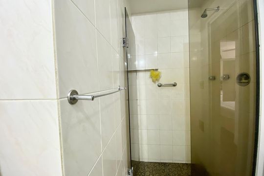 Banheiro social de apartamento à venda com 2 quartos, 79m² em Copacabana, Rio de Janeiro