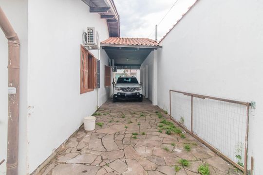 Garagem de casa à venda com 3 quartos, 170m² em Ipanema, Porto Alegre