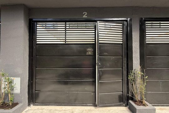 Fachada de casa para alugar com 2 quartos, 120m² em Jardim Las Palmas, Guarujá