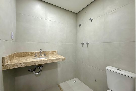 Banheiro de apartamento à venda com 2 quartos, 61m² em Santo Amaro, São Paulo