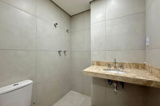 Banheiro  de apartamento para alugar com 2 quartos, 56m² em Santo Amaro, São Paulo