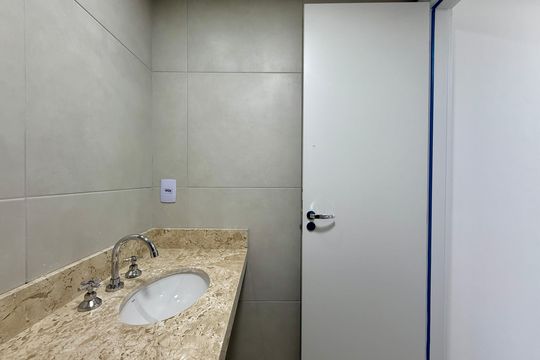 Banheiro de apartamento à venda com 2 quartos, 56m² em Santo Amaro, São Paulo