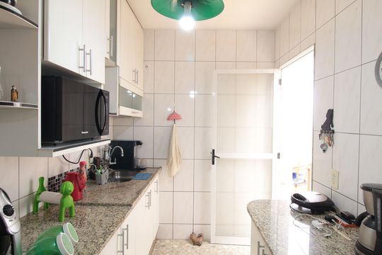 Cozinha de casa de condomínio à venda com 2 quartos, 79m² em Castelo, Belo Horizonte