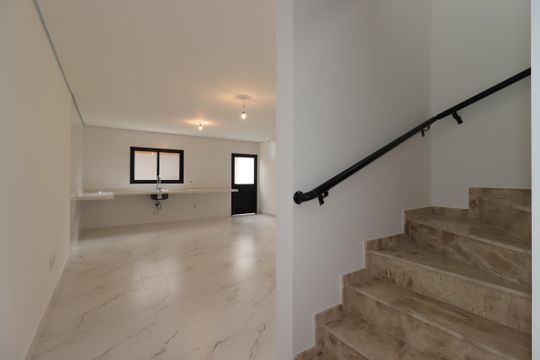 Corredor piso inferior de casa à venda com 4 quartos, 200m² em Vila Curuçá, Santo André