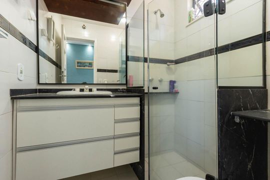 Banheiro de apartamento à venda com 1 quarto, 47m² em Grajaú, Rio de Janeiro