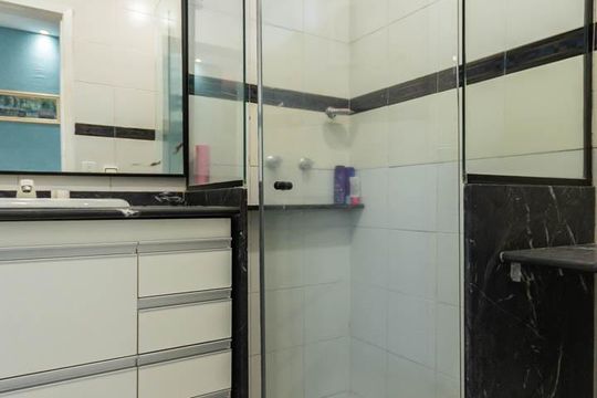 Banheiro de apartamento à venda com 1 quarto, 47m² em Grajaú, Rio de Janeiro