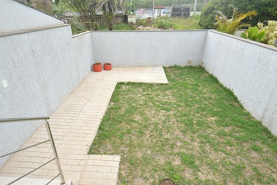 Quintal de casa à venda com 3 quartos, 220m² em Jardim Sabará, Porto Alegre