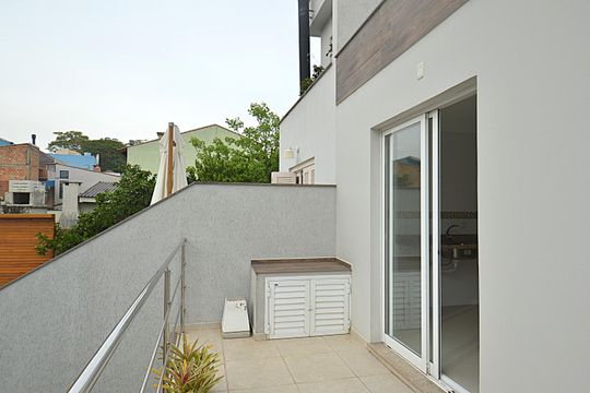 Quintal de casa à venda com 3 quartos, 220m² em Jardim Sabará, Porto Alegre