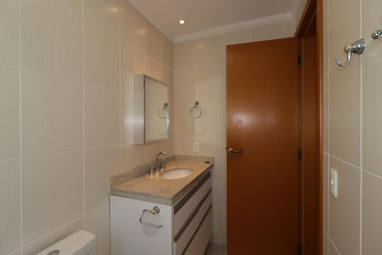 Banheiro da suíte 1 de apartamento para alugar com 3 quartos, 124m² em Vila Scarpelli, Santo André