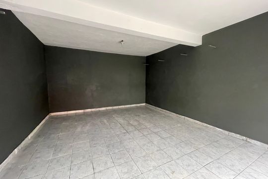 Garagem de casa à venda com 2 quartos, 250m² em Vila Albano, São Paulo