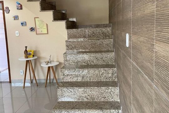 Sala de casa de condomínio à venda com 4 quartos, 120m² em Recreio dos Bandeirantes, Rio de Janeiro