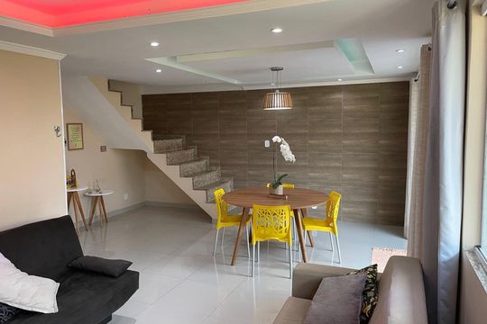 Sala de casa de condomínio à venda com 4 quartos, 120m² em Recreio dos Bandeirantes, Rio de Janeiro