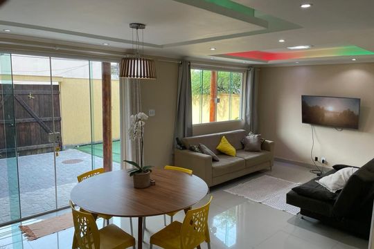 Sala de casa de condomínio à venda com 4 quartos, 120m² em Recreio dos Bandeirantes, Rio de Janeiro