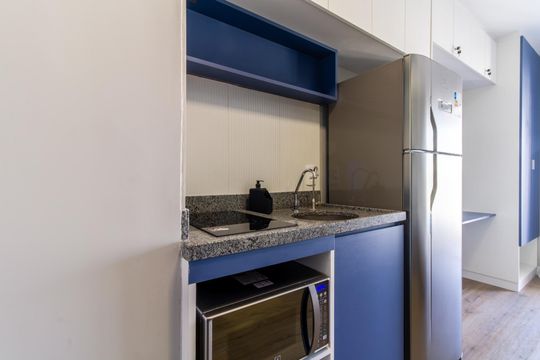 Cozinha de kitnet/studio para alugar com 1 quarto, 23m² em Cidade Monções, São Paulo