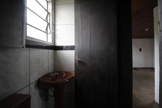 Banheiro 2 de casa à venda com 3 quartos, 212m² em Sarandi, Porto Alegre
