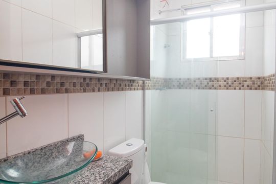 Banheiro de apartamento à venda com 3 quartos, 82m² em Cristal, Porto Alegre