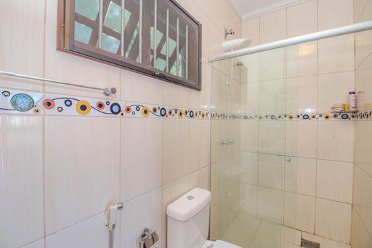 Banheiro da Suíte de casa à venda com 3 quartos, 222m² em Rubem Berta, Porto Alegre