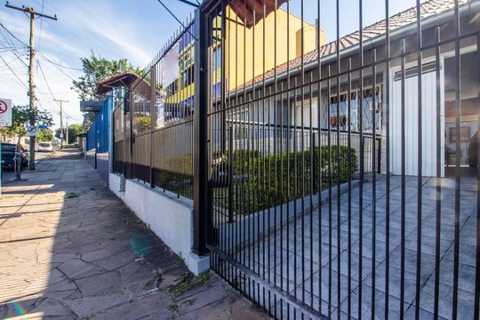 Fachada de casa à venda com 3 quartos, 222m² em Rubem Berta, Porto Alegre