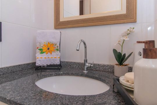 Banheiro de apartamento à venda com 2 quartos, 57m² em Tristeza, Porto Alegre