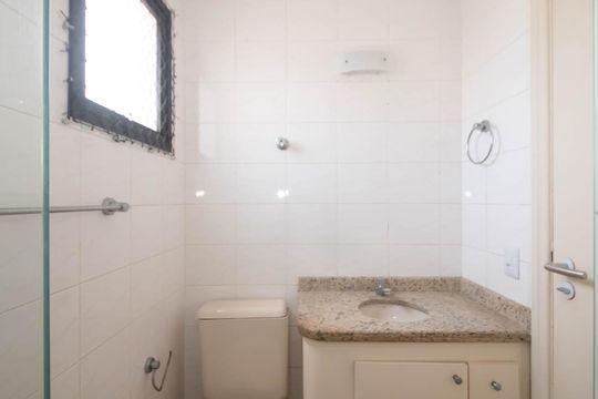 Banheiro de apartamento à venda com 2 quartos, 64m² em Jardim Promissao, São Paulo