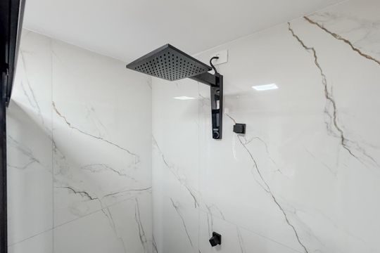 Banheiro de kitnet/studio à venda com 1 quarto, 25m² em Pinheiros, São Paulo