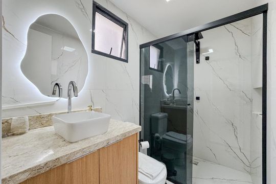 Banheiro de kitnet/studio à venda com 1 quarto, 25m² em Pinheiros, São Paulo