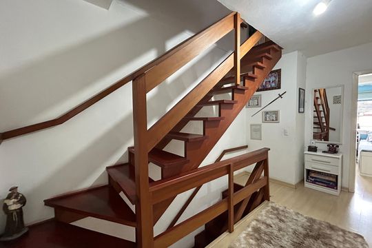 Escada de casa à venda com 4 quartos, 150m² em Ideal, Novo Hamburgo